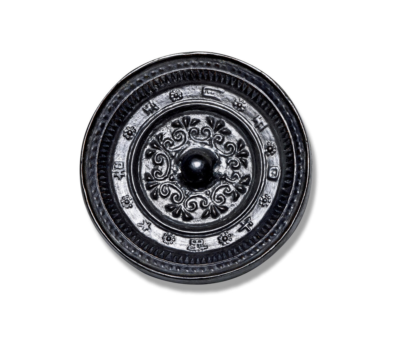 上海匡时2025年秋季拍卖会 中国历代钱币 铜镜专场 “五月五日午时大吉”小手镜 圆形，圆钮，主题纹饰使用高浮雕的表现技法，制造精美，工艺精湛，大吉版少见，内铸饰浮雕花卉纹饰，形式优美，气韵华贵，外铸一周铭文“五月五日午时大吉”，每字之间点缀连珠花卉纹。推知此镜端阳正午所作极阳之物，按照中国传统的阴阳五行的观念，午代表火，午月午日，是一年中阳气最盛的时候。此日铸成的铜镜具有不可思议的神力，可消炼百魅、辟除五毒，白居易《百炼镜》有诗言：“江心波