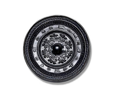 上海匡时2025年秋季拍卖会 中国历代钱币 铜镜专场 - “五月五日午时大吉”小手镜 圆形，圆钮，主题纹饰使用高浮雕的表现技法，制造精美，工艺精湛，大吉版少见，内铸饰浮雕花卉纹饰，形式优美，气韵华贵，外铸一周铭文“五月五日午时大吉”，每字之间点缀连珠花卉纹。<br>推知此镜端阳正午所作极阳之物，按照中国传统的阴阳五行的观念，午代表火，午月午日，是一年中阳气最盛的时候。此日铸成的铜镜具有不可思议的神力，可消炼百魅、辟除五毒，白居易《百炼镜》有诗言：“江心波