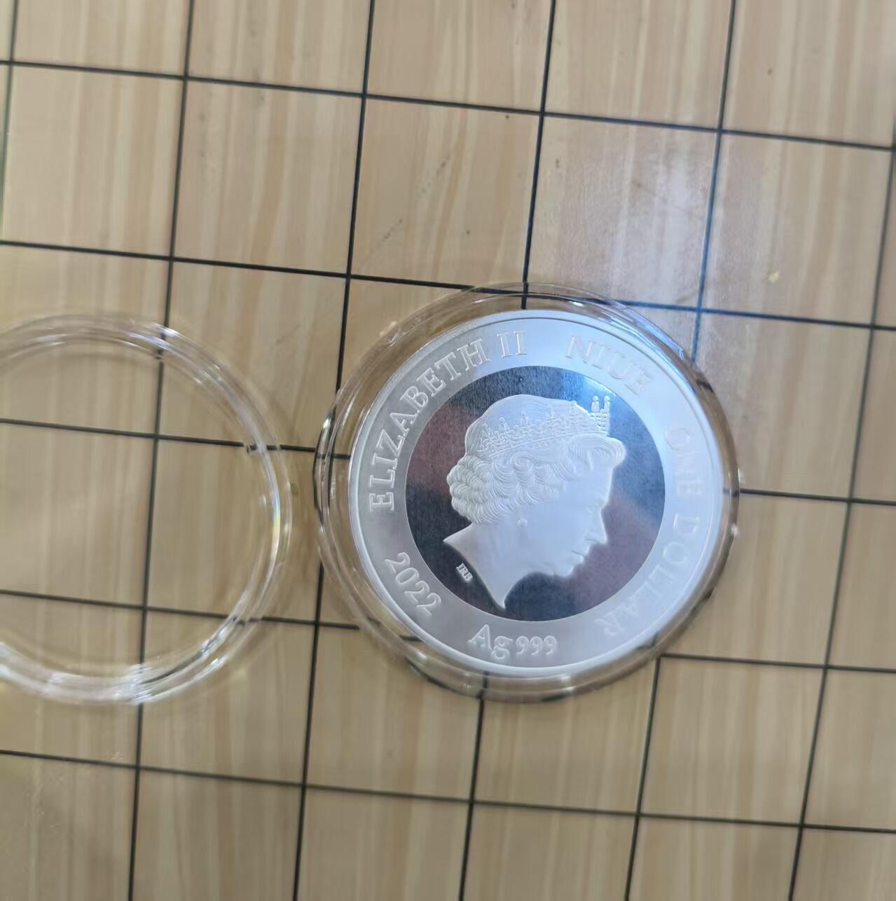 第184期拍卖  纽埃2022年，人生第一件宝贝系列(2)-我的第一颗钻石，镶嵌大颗粒闪耀宝石精制银币. 盒证全. 遵照最高国际银币制币质量标准铸制. 人生第一颗钻石寓意成功的未来. 非常漂亮. 国外售价110美元. 品相见实物照片