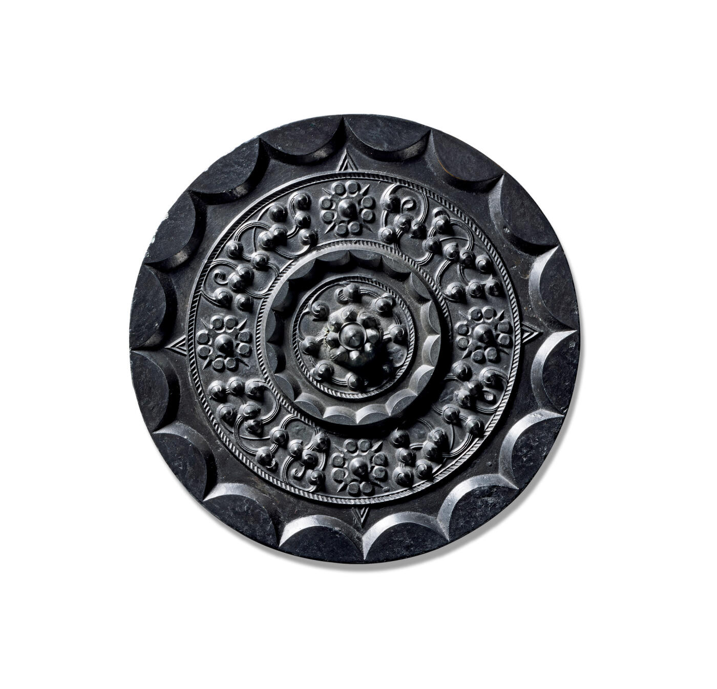 上海匡时2025年秋季拍卖会 中国历代钱币 铜镜专场 星云纹镜 圆形，博山钮。十六内向连弧纹将纹饰分为内外两区，内区八乳钉以弧线相连。外区两周栉齿纹间饰八连珠纹钮座乳钉将主纹饰分为四区，每区十二枚乳钉以连弧纹线条相勾连呈现星座效果，十六内向连弧纹缘。整体纹饰浑然一体，布局细腻精巧，线条转曲流畅，以简洁见整肃。