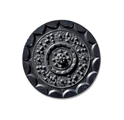 上海匡时2025年秋季拍卖会 中国历代钱币 铜镜专场 - 星云纹镜 圆形，博山钮。十六内向连弧纹将纹饰分为内外两区，内区八乳钉以弧线相连。外区两周栉齿纹间饰八连珠纹钮座乳钉将主纹饰分为四区，每区十二枚乳钉以连弧纹线条相勾连呈现星座效果，十六内向连弧纹缘。整体纹饰浑然一体，布局细腻精巧，线条转曲流畅，以简洁见整肃。