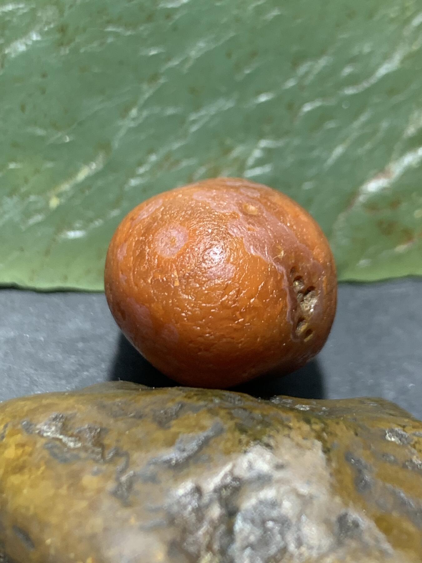 精美柿子红飘白水冲籽川料南红玛瑙原石一颗，