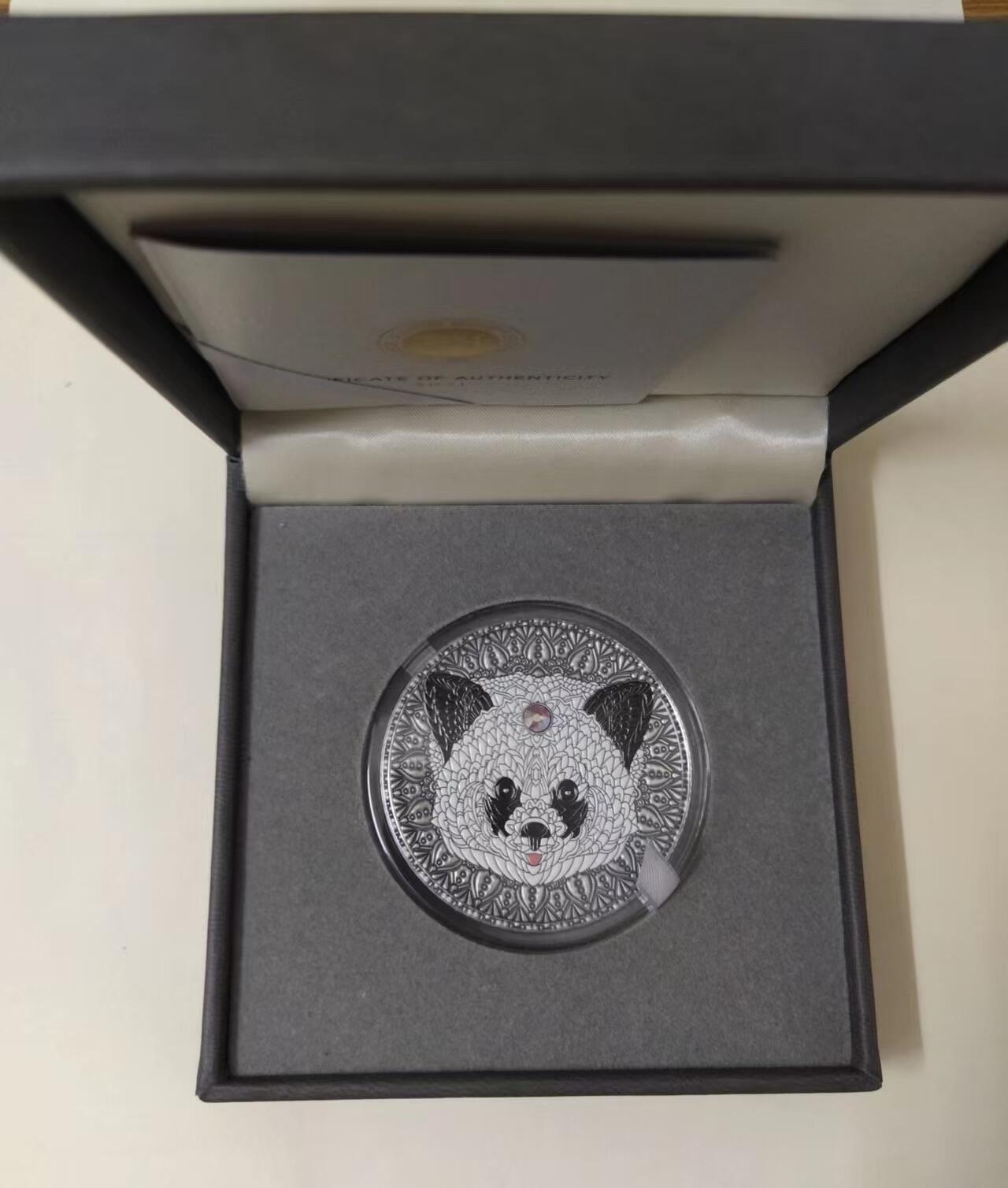 第184期拍卖  纽埃2021, 曼陀罗黄金对称系列-中国大熊猫, 2盎司高浮雕仿古、加大(直径达55mm)镶嵌彩虹施华洛世奇彩色银币. 盒证全.热门系列, 唯一中国元素漂亮银币.(国外售价302美元)