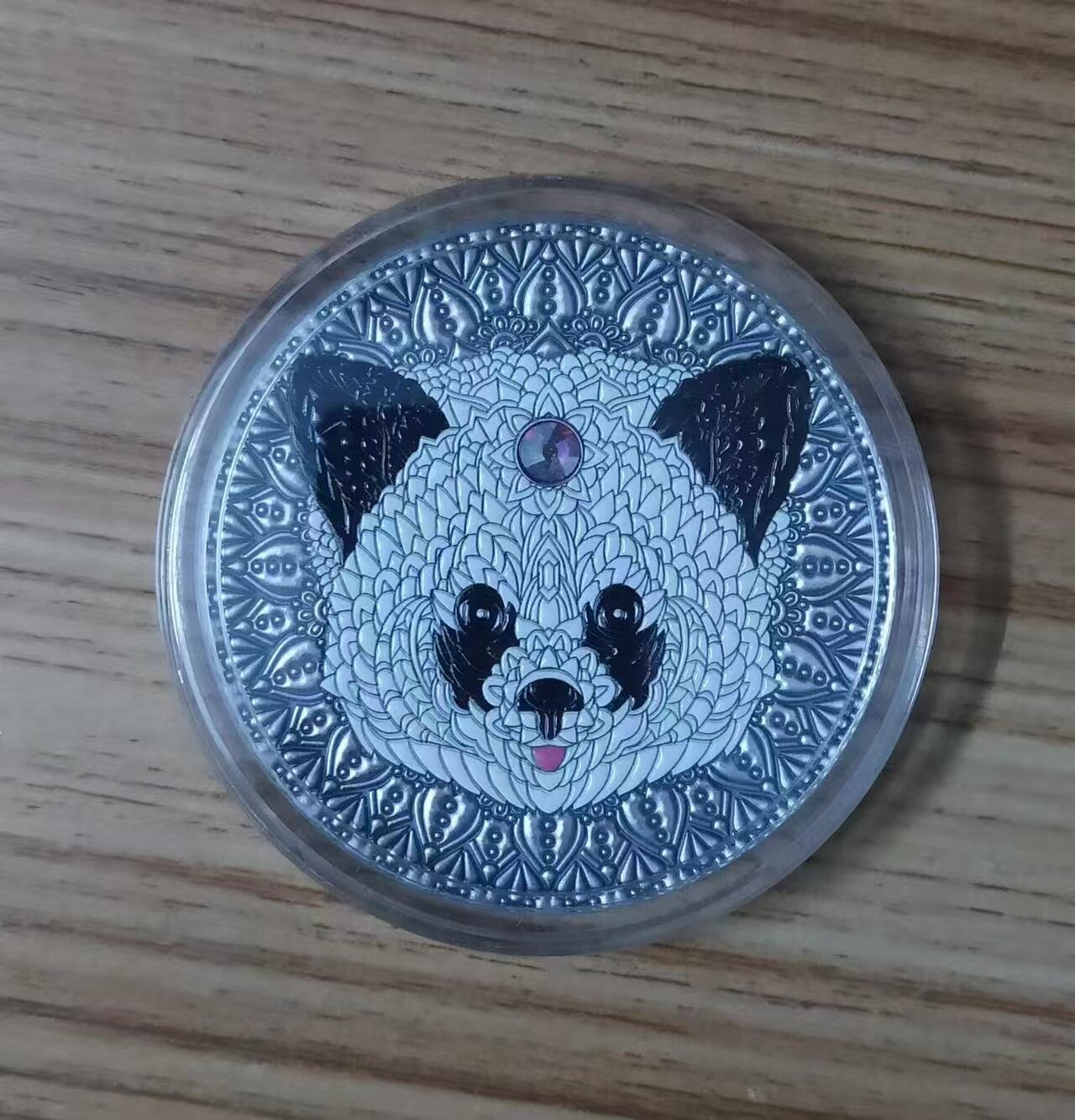 第184期拍卖  纽埃2021, 曼陀罗黄金对称系列-中国大熊猫, 2盎司高浮雕仿古、加大(直径达55mm)镶嵌彩虹施华洛世奇彩色银币. 盒证全.热门系列, 唯一中国元素漂亮银币.(国外售价302美元)