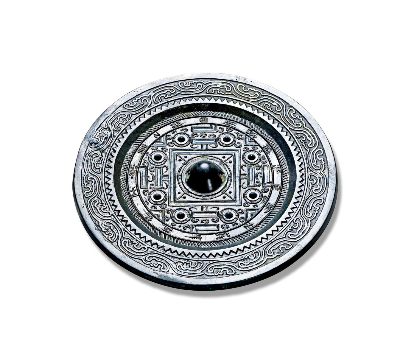 上海匡时2025年秋季拍卖会 中国历代钱币 铜镜专场 「桼言之始」规矩镜 圆形，圆钮。钮外设双圈，其间饰八组三节竖线纹。凹面方格外四“T”形纹两侧各置圆钮座八乳钉，与博局纹共同将主纹饰划分为四方八区，区内饰以卷叶纹。纹饰外为一周铭文“桼言之始自有纪，湅治同锡去其滓，辟除不（详）”。铭文字口锋利，外侧饰有一圈栉齿纹。高耸的外缘上饰一周锯齿纹与一周双线水波纹。镜体呈黑漆古，布局规整，版模精湛，光气上佳，惜裂修。