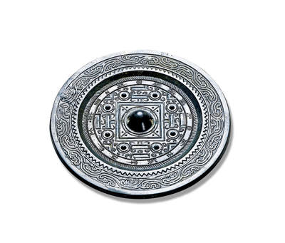 上海匡时2025年秋季拍卖会 中国历代钱币 铜镜专场 - 「桼言之始」规矩镜 圆形，圆钮。钮外设双圈，其间饰八组三节竖线纹。凹面方格外四“T”形纹两侧各置圆钮座八乳钉，与博局纹共同将主纹饰划分为四方八区，区内饰以卷叶纹。纹饰外为一周铭文“桼言之始自有纪，湅治同锡去其滓，辟除不（详）”。铭文字口锋利，外侧饰有一圈栉齿纹。高耸的外缘上饰一周锯齿纹与一周双线水波纹。镜体呈黑漆古，布局规整，版模精湛，光气上佳，惜裂修。