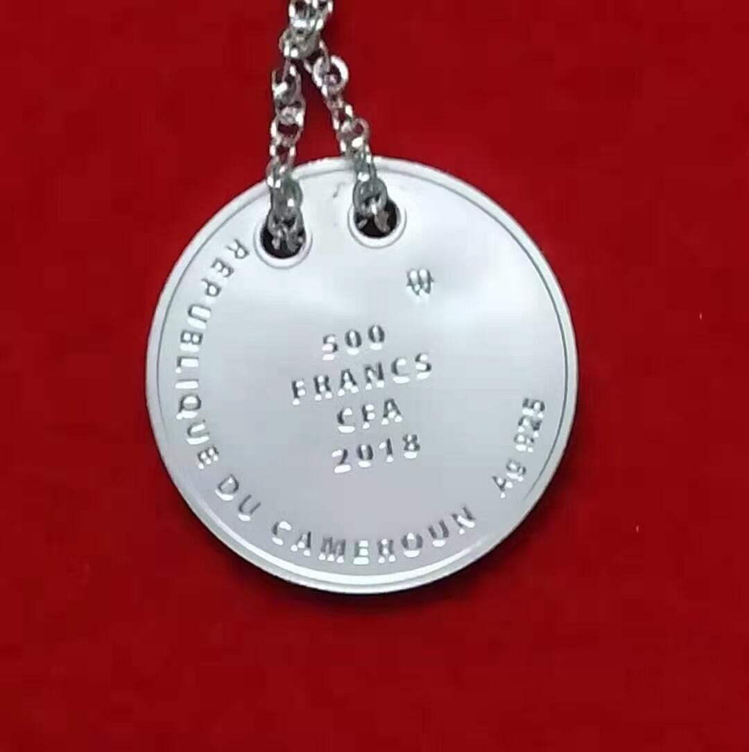 ❤️【币观天下】❤️ 第334期钱币拍卖- 2025.12.12周五晚上6点半场-长期征集拍品 喀麦隆2018,圣诞快乐-“星月天使”,金边币边、双圆孔项链吊坠、镀24K金精制银币. 配有原装项链,盒证全.