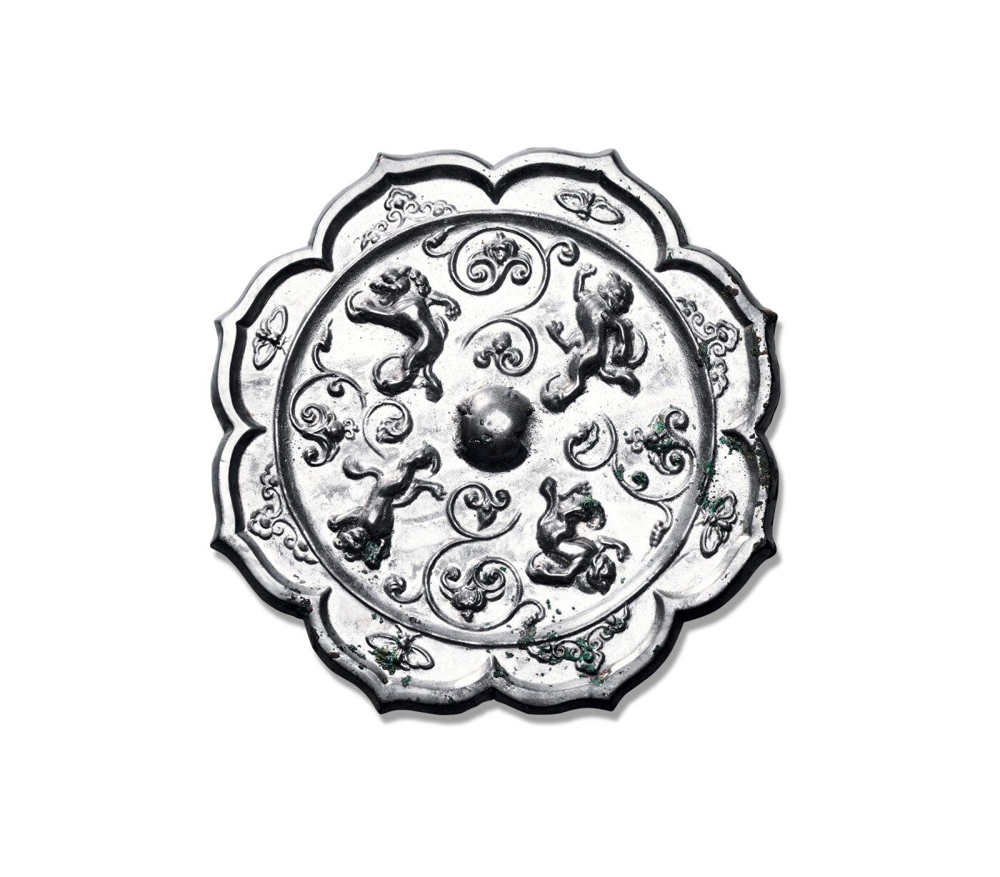 上海匡时2025年秋季拍卖会 中国历代钱币 铜镜专场 四狮镜 八出菱花形，圆钮。四只雄狮绕钮而舞，其姿奔放，其势昂扬。匠人以流畅线条与精准造型，将祥狮的灵动与威仪刻画得淋漓尽致，寄寓了驱邪纳吉之愿，尽显一派蓬勃生机。四雄狮间有花技果实纹饰相隔，外区饰以八朵祥云纹饰。镜体厚重版模精美，纹饰华丽，线条精巧，值得珍藏。