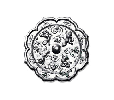 上海匡时2025年秋季拍卖会 中国历代钱币 铜镜专场 - 四狮镜 八出菱花形，圆钮。四只雄狮绕钮而舞，其姿奔放，其势昂扬。匠人以流畅线条与精准造型，将祥狮的灵动与威仪刻画得淋漓尽致，寄寓了驱邪纳吉之愿，尽显一派蓬勃生机。四雄狮间有花技果实纹饰相隔，外区饰以八朵祥云纹饰。镜体厚重版模精美，纹饰华丽，线条精巧，值得珍藏。