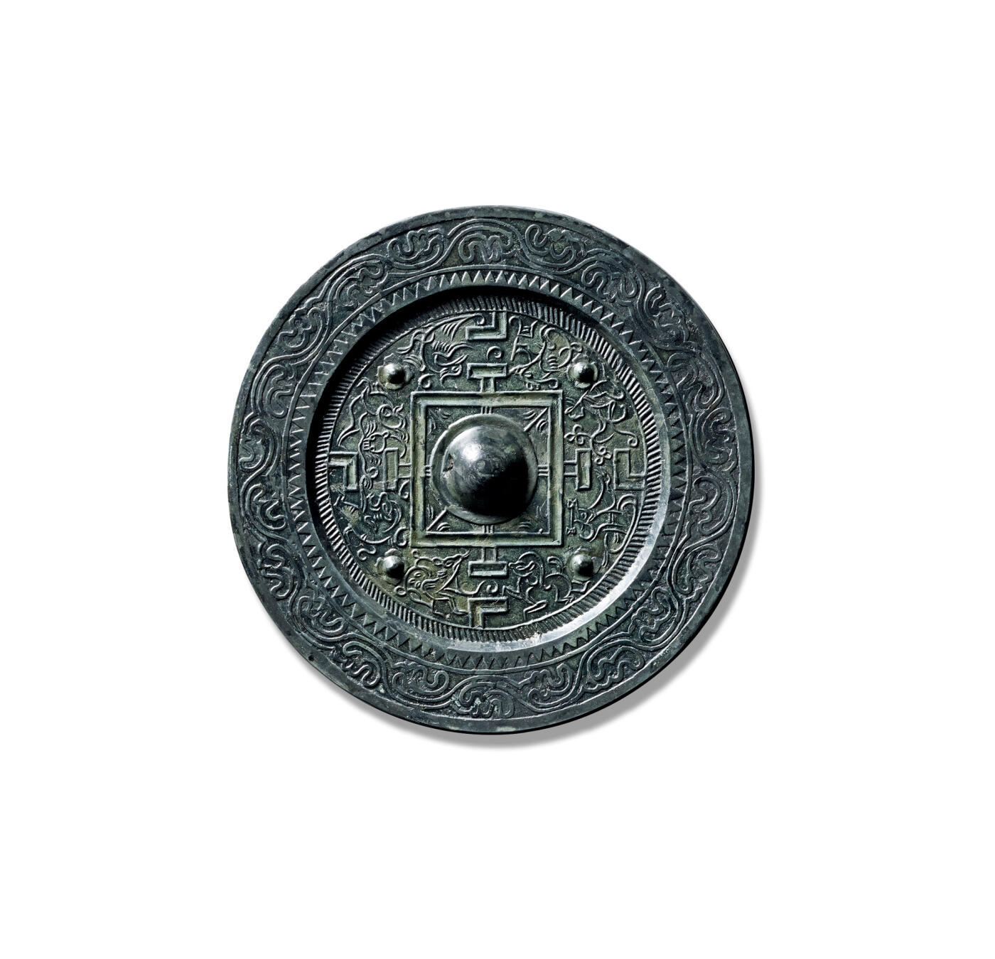 上海匡时2025年秋季拍卖会 中国历代钱币 铜镜专场 瑞兽规矩镜 圆形，圆钮，圆钮座。钮区外设一周凹面界格。主题纹饰以凹面方框规矩纹与四乳钉为主，将镜背分为四区，每区分别饰以不同禽鸟瑞兽。近缘处环饰一周栉齿纹，宽缘上则以剔地平雕技法饰卷云纹。此镜通体漆黑莹润，纹饰线条流畅，动物造型生动，形制规整，艺术感染力强。惜裂修。