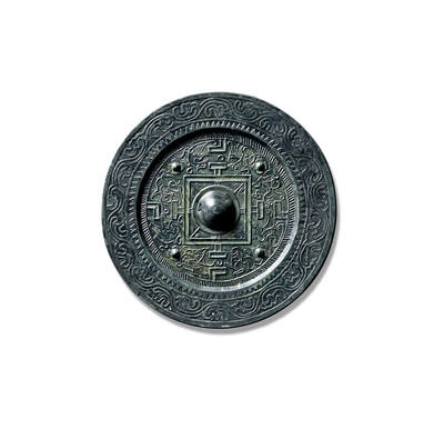 上海匡时2025年秋季拍卖会 中国历代钱币 铜镜专场 - 瑞兽规矩镜 圆形，圆钮，圆钮座。钮区外设一周凹面界格。主题纹饰以凹面方框规矩纹与四乳钉为主，将镜背分为四区，每区分别饰以不同禽鸟瑞兽。近缘处环饰一周栉齿纹，宽缘上则以剔地平雕技法饰卷云纹。此镜通体漆黑莹润，纹饰线条流畅，动物造型生动，形制规整，艺术感染力强。惜裂修。