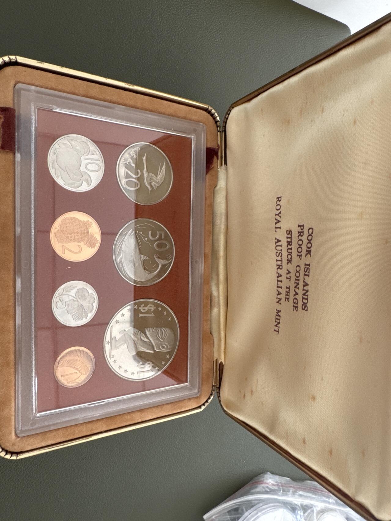 ❤️【币观天下】❤️ 第334期钱币拍卖- 2025.12.12周五晚上6点半场-长期征集拍品 库克群岛7枚一套精制套币带盒子