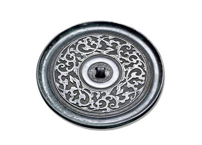 上海匡时2025年秋季拍卖会 中国历代钱币 铜镜专场 - 蟠螭纹镜 圆形，三弦钮，圆钮座，素缘卷边。钮座外为一周凹面环形宽带，带内满饰细密的云雷纹。外区纹饰分为两层：以细密清晰的云雷纹为地纹，其上以宽平凸起的粗线勾勒出三条蟠曲缠绕的蟠螭纹，作为主纹。此镜纹饰布局层次分明，铸造精美。云雷地纹细密规整，有效衬托出主纹的立体与华美，整体呈现出古朴而华丽的艺术风格。