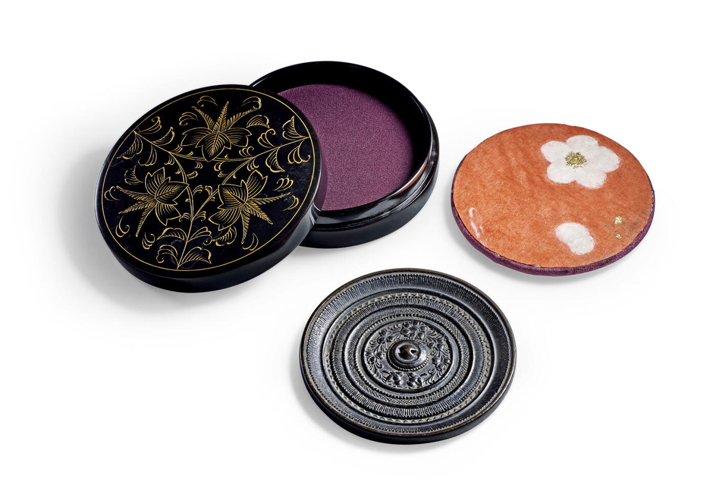 上海匡时2025年秋季拍卖会 中国历代钱币 铜镜专场 花卉镜、镜盒一套 漆器花卉纹镜盒，保存完整，做工精良，内质一镜擦及一温润花卉镜，镜圆形，多圈花卉纹饰，传世皮壳温润，铜质精良，一套存世，保存完好，实属难得，值得收藏。