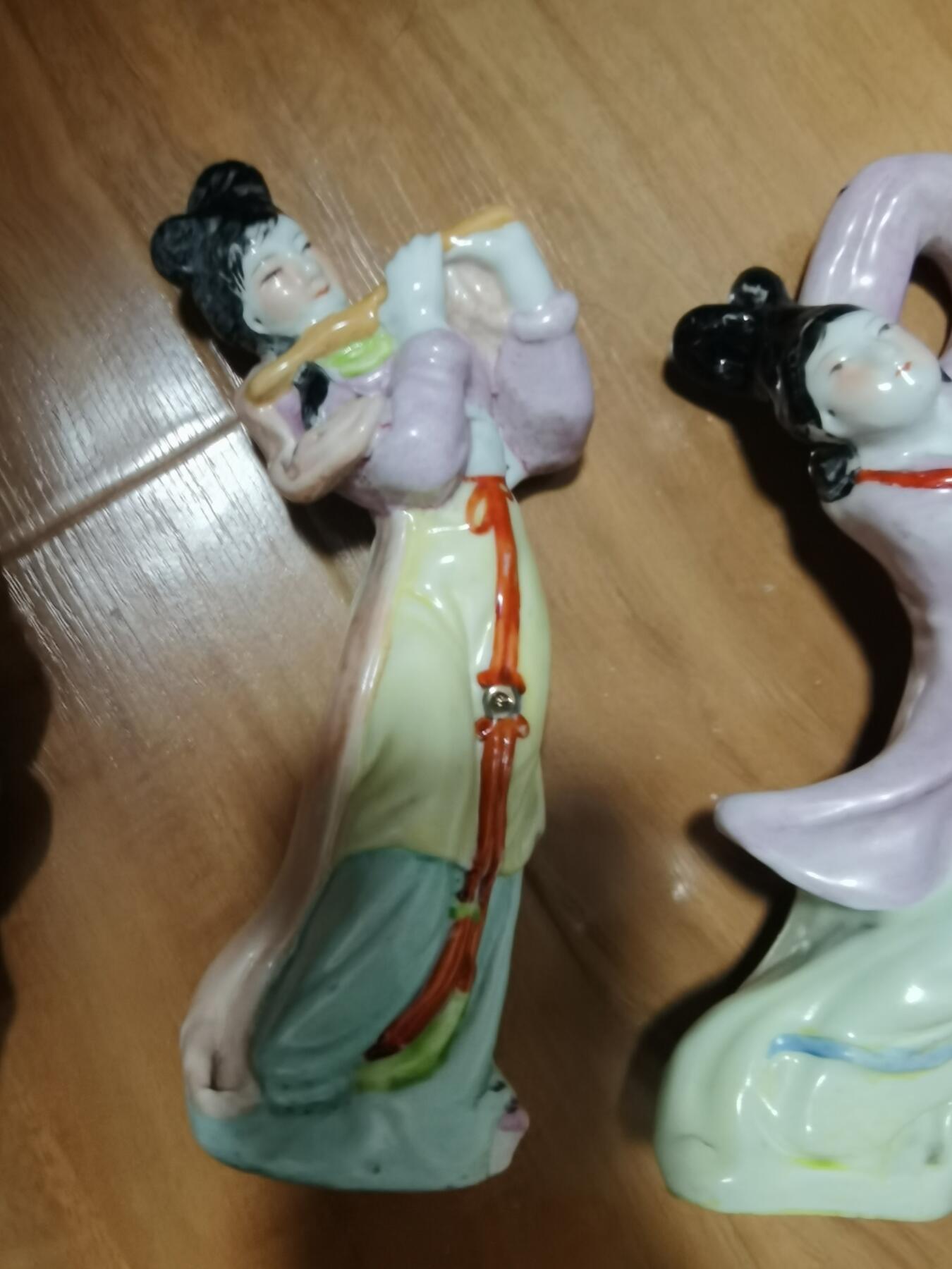 早期景德镇侍女粉彩人物瓷像三个