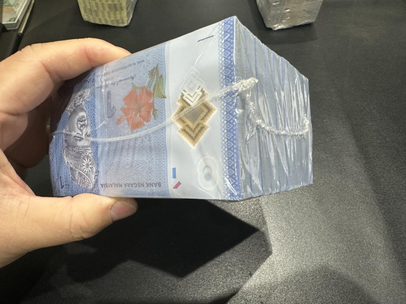 《外钞收藏家》第五百九十二期（精选场）（本平台长期征集拍品、欢迎藏友们联系合作） 马来西亚新版1林吉特整捆千张连号（年底外币礼品货）	UNC