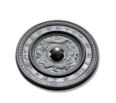 上海匡时2025年秋季拍卖会 中国历代钱币 铜镜专场 - “玉匣聆开”双虎镜 圆形，圆钮，圆钮座。主纹饰区为双兽脚踩祥云，衔尾互逐。兽身肥硕，动作矫健。一圈细密的锯齿纹高台，外为一圈二十字楷书铭文，连读为：“玉匣聆开镜，轻灰拭故尘，光如一片水，影照两边人。”字体优美，寓意明确。铭文外侧再饰一圈锯齿纹为镜缘。此镜铭文尤具意趣，“玉匣聆开镜”一句，可知此类铜镜在隋唐时期常贮于玉匣（或石匣）之中，以防尘防蚀，延缓氧化。取镜照面时，只需轻拭镜面，便“光如一片水”