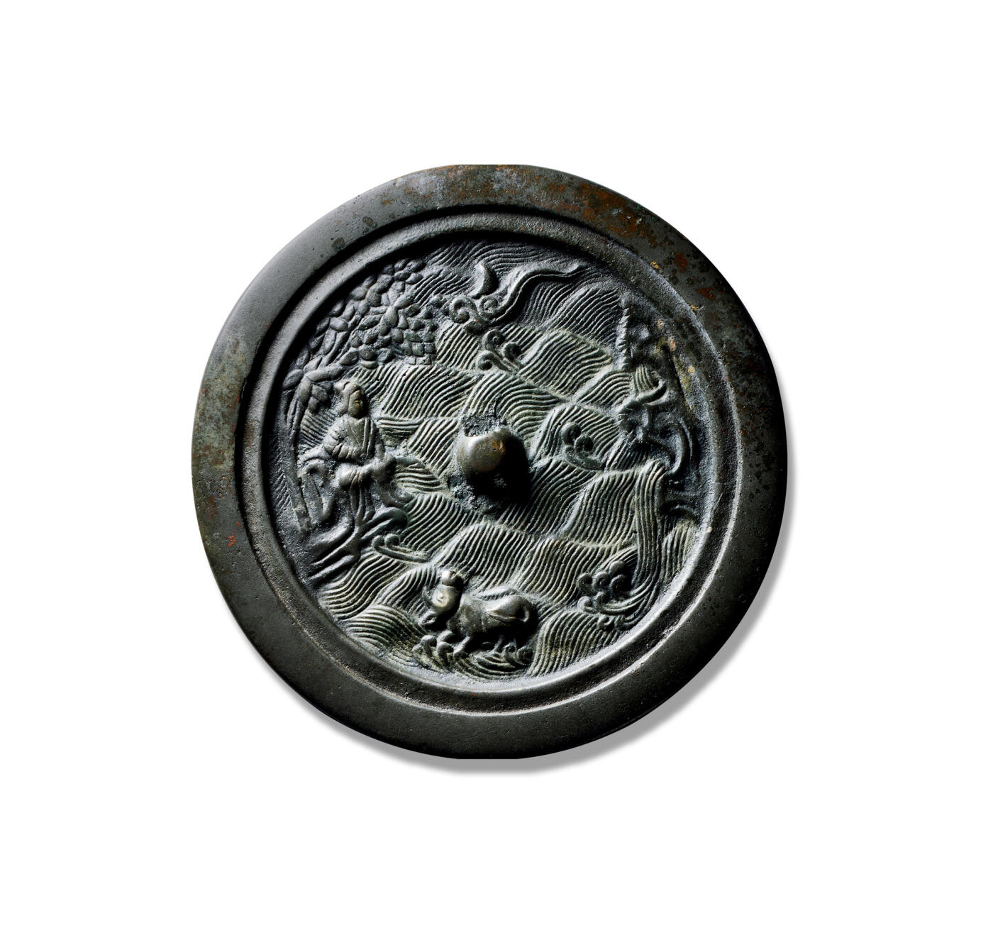 上海匡时2025年秋季拍卖会 中国历代钱币 铜镜专场 犀牛望月仙人故事镜 圆形，圆钮。镜钮上部云纹顶端皆呈如意云头状，云间托一弯新月，钮下水波纹之中一岛屿，一头牛安详的跪卧其上，回首望月。镜钮左侧山间岩凳上一仙人端坐，凝视对面嶙峋山石间飞流直下的瀑布，仙人背后一枝繁叶茂的树，树冠横伸至仙人头顶上方。此镜在纹饰设计方面由于大面积海水纹的精心布置使得镜背有主有次，颇有“春江潮水连海平，海上明月共潮生”的意境。近缘处另设一层台面使得此镜颇显厚重之感，镜背满