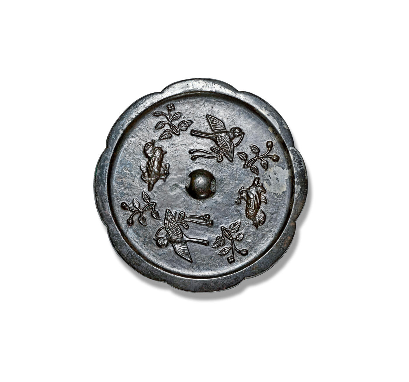 上海匡时2025年秋季拍卖会 中国历代钱币 铜镜专场 双鹊双鸳鸯镜 八出葵花形，圆钮。喜鹊和鸳鸯绕钮排列，喜鹊飞翔，鸳鸯伫立，其间有花枝果实纹饰相隔。镜体厚重，版模精美，纹饰精细，线条精巧，值得收藏。