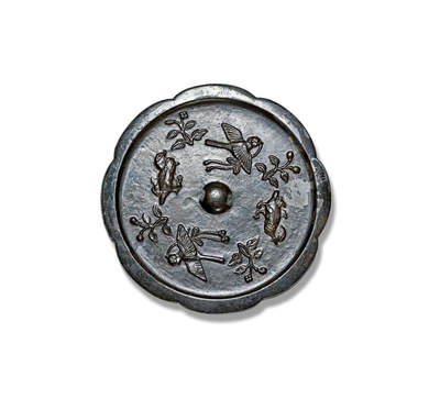 上海匡时2025年秋季拍卖会 中国历代钱币 铜镜专场 - 双鹊双鸳鸯镜 八出葵花形，圆钮。喜鹊和鸳鸯绕钮排列，喜鹊飞翔，鸳鸯伫立，其间有花枝果实纹饰相隔。镜体厚重，版模精美，纹饰精细，线条精巧，值得收藏。