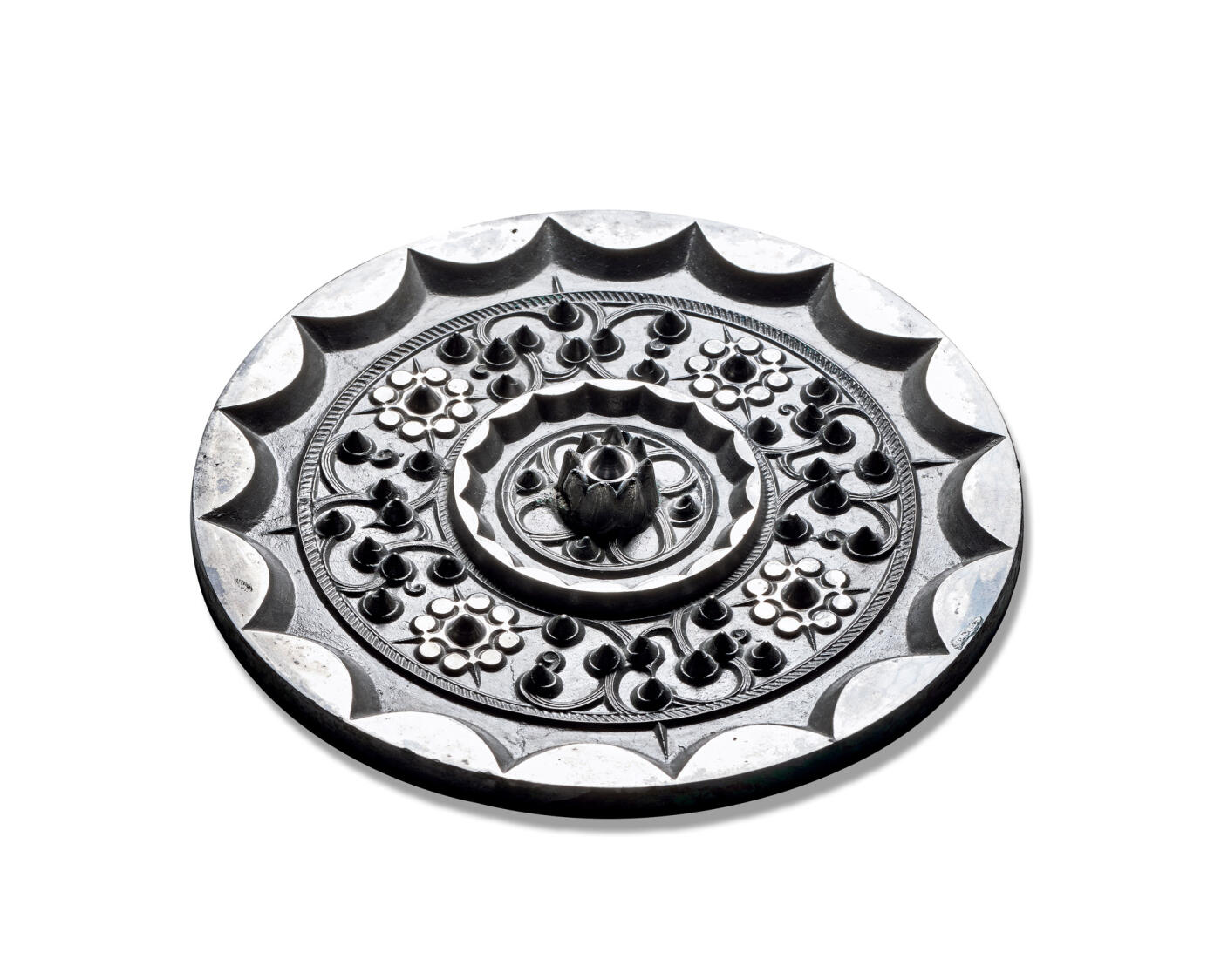 上海匡时2025年秋季拍卖会 中国历代钱币 铜镜专场 星云纹镜 圆形，博山钮。十六内向连弧纹将纹饰分为内外两区，内区四乳钉以弧线相连。外区两周栉齿纹间饰八连珠纹钮座乳钉将主纹饰分为四区，每区九枚乳钉以流畅的连弧纹连接更显曲回连贯，此镜纹饰简洁见整肃，乳钉尖锐锋利，充分体现了威加四海的时代特征。