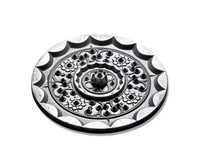 上海匡时2025年秋季拍卖会 中国历代钱币 铜镜专场 - 星云纹镜 圆形，博山钮。十六内向连弧纹将纹饰分为内外两区，内区四乳钉以弧线相连。外区两周栉齿纹间饰八连珠纹钮座乳钉将主纹饰分为四区，每区九枚乳钉以流畅的连弧纹连接更显曲回连贯，此镜纹饰简洁见整肃，乳钉尖锐锋利，充分体现了威加四海的时代特征。