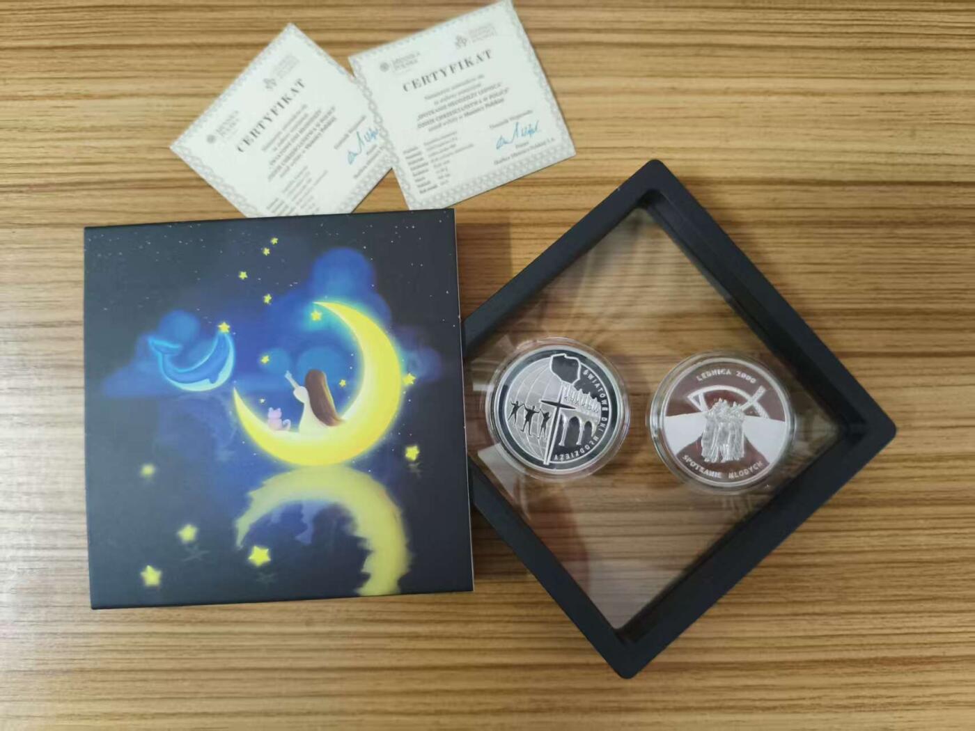 第184期拍卖 喀麦隆2016年，基督教世界青年节套装-世界青年日(波兰克拉科夫)+世界青年会议(波兰莱德尼察), 两枚完整全套装. 彩色精制纪念银币. 盒证全.(此套装共2枚,两枚币彩色面图案相同，非彩色面图案不同). 少见稀有漂亮银币套装. 实物超级精美漂亮. 国外售价315+美元.