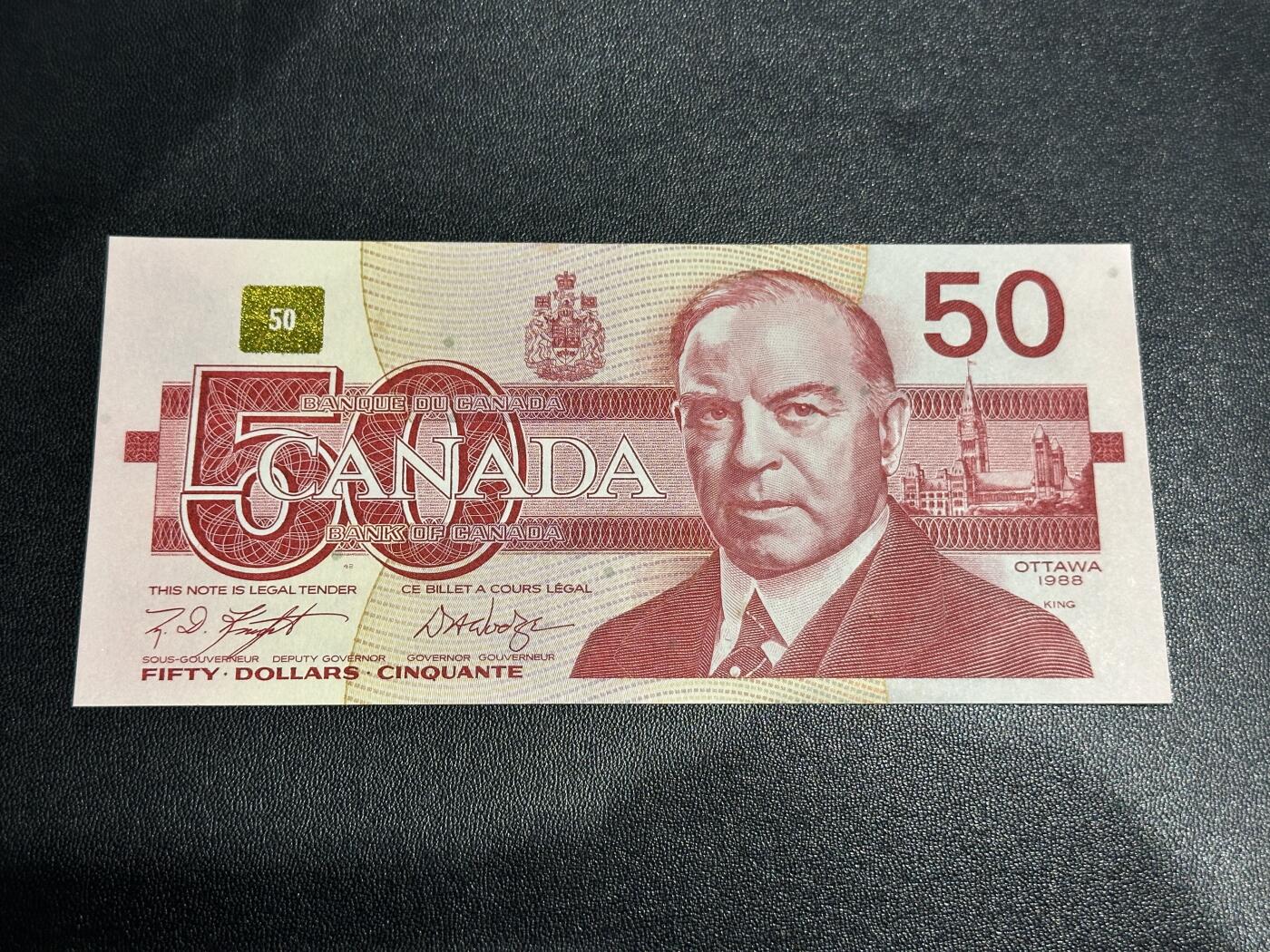 《外钞收藏家》第五百九十二期（精选场）（本平台长期征集拍品、欢迎藏友们联系合作） 1988年加拿大鸟版50加元 无47尾558 UNC- 有个黄斑