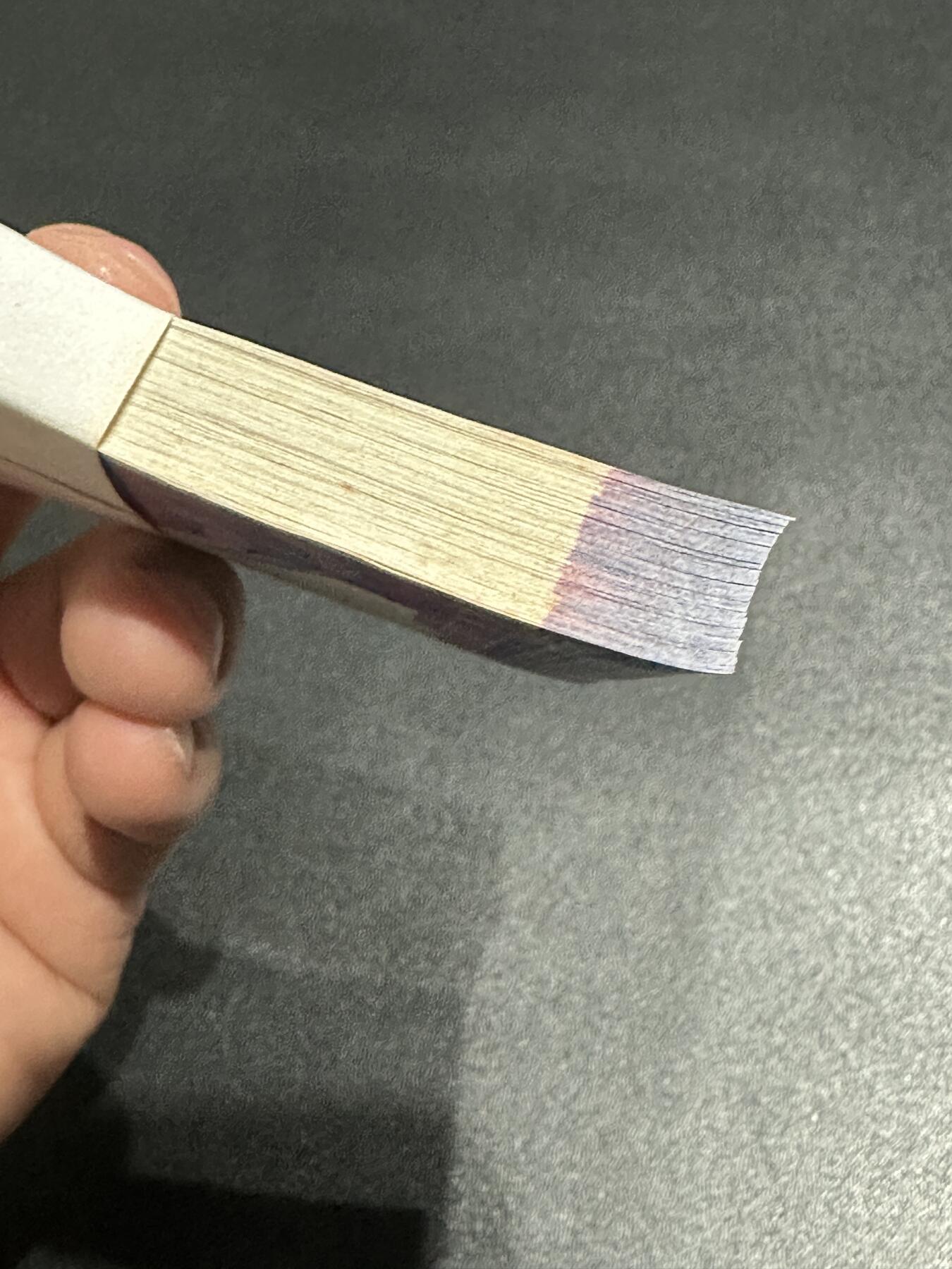 《外钞收藏家》第五百九十二期（精选场）（本平台长期征集拍品、欢迎藏友们联系合作） 香港2002年初版政府发行10元一刀百连（含豹子号333）	UNC 轻微发黄和黄点