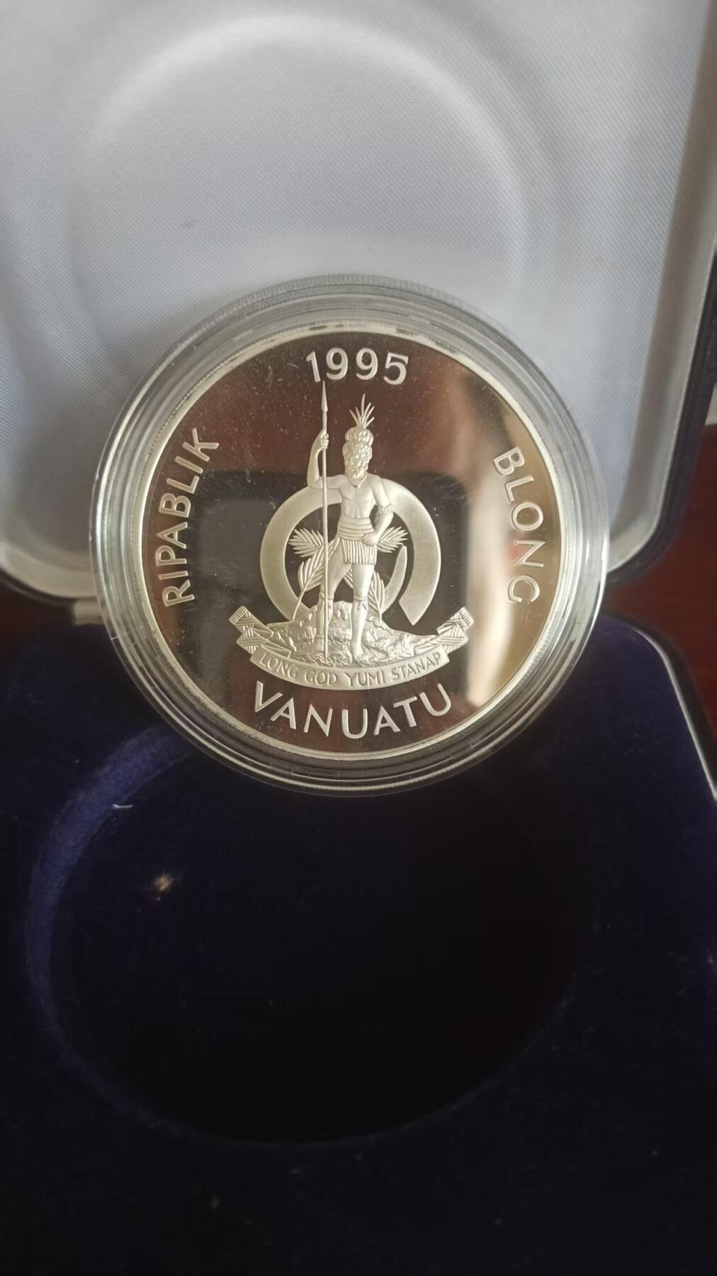 ❤️【币观天下】❤️ 第334期钱币拍卖- 2025.12.12周五晚上6点半场-长期征集拍品 瓦鲁阿图1995年100瓦图五盎司银币 加冕官方像 有盒无证书