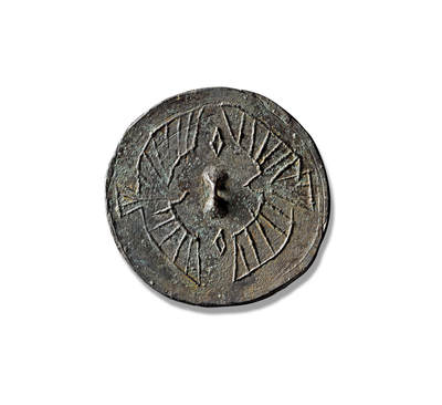 上海匡时2025年秋季拍卖会 中国历代钱币 铜镜专场 - 双鹰镜 圆形，细桥形钮。钮两侧各饰一只雄鹰，相向而对，展翅翱翔。钮上下则各配一菱形纹饰。鹰纹在铜镜中极为罕见，此镜构图饱满，线条清晰利落，不仅体现了古人对于鹰的崇敬与对飞翔的向往，更是一件纹饰独特、值得珍藏的佳品。