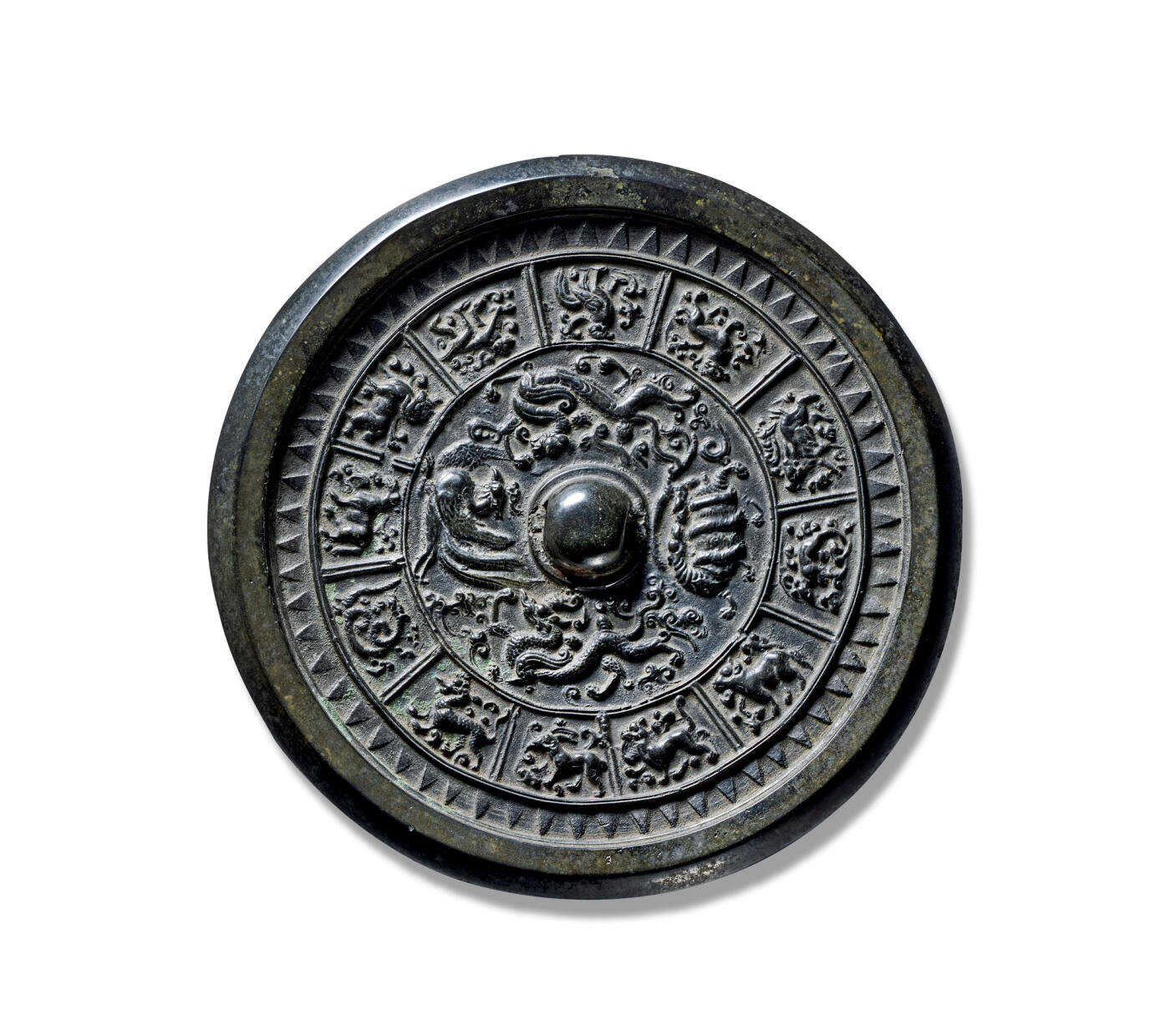 上海匡时2025年秋季拍卖会 中国历代钱币 铜镜专场 四神十二生肖镜 圆形，圆钮，圆钮座，座外青龙，白虎，朱雀，玄武各置一方，形体生动，活泼传神；外区两周弦纹之间被短斜线纹分为十二格，每格饰十二生肖之一。