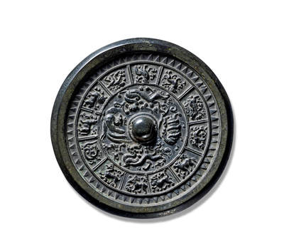 上海匡时2025年秋季拍卖会 中国历代钱币 铜镜专场 - 四神十二生肖镜 圆形，圆钮，圆钮座，座外青龙，白虎，朱雀，玄武各置一方，形体生动，活泼传神；外区两周弦纹之间被短斜线纹分为十二格，每格饰十二生肖之一。