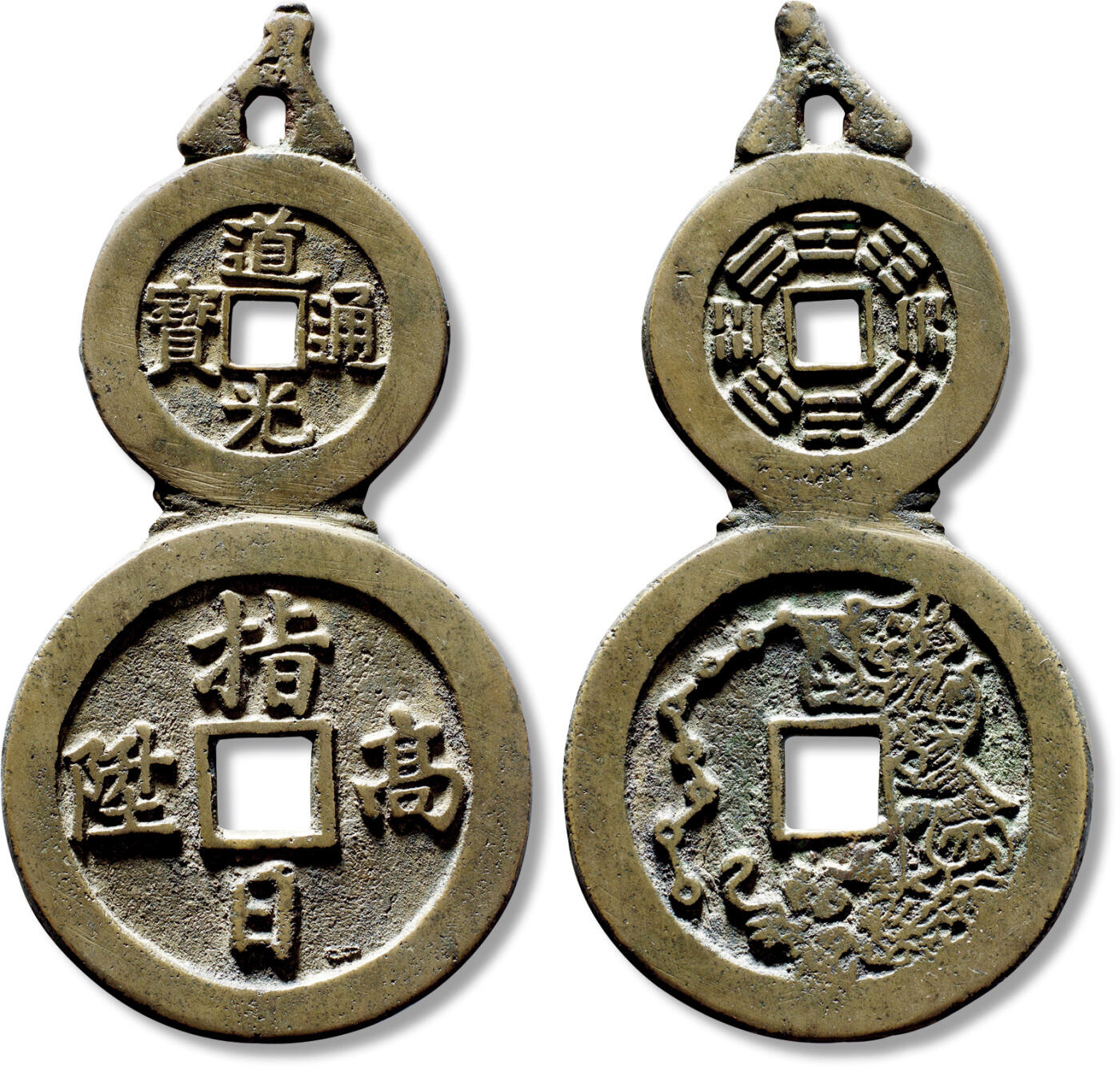 上海匡时2025年秋季拍卖会 中国历代钱币 铜镜专场 清“道光通宝指日高升”背八卦魁星点斗连体花钱一枚 清“道光通宝指日高升”背八卦魁星点斗连体花钱一枚，长：107.6mm，宽：54.6mm，厚：2.8mm，重量：62.8g，轩德泉评：88，评级编号：730582304，月度精选、轩德点评双章