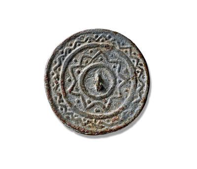 上海匡时2025年秋季拍卖会 中国历代钱币 铜镜专场 - 太阳纹镜 圆形，细桥形钮。镜背纹饰以太阳纹为主题，线条勾勒流畅如行云流水，蕴含着古人对自然力量的崇敬与赞美。虽形制小巧，胎体轻薄，然铸造依旧精良，且保存完好。