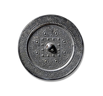 上海匡时2025年秋季拍卖会 中国历代钱币 铜镜专场 - 四灵神兽规矩镜 圆形，圆钮，圆钮座。双线凹面方格内饰几何纹，四边各排列十二枚圆座乳钉，乳钉间篆书十二地支铭文相间。四“T”纹两侧配以连弧纹座八乳钉，与规矩纹共同将主区划分为四方八区。除青龙、白虎、朱雀、玄武四神之外，更饰有羽人、羚羊、独角兽、舞蹈蟾蜍等较为罕见的祥瑞纹样。神兽形体皆以流畅线条勾勒，造型灵动，意趣盎然，展现出丰富而奇逸的想象力。主纹外环饰一周栉齿纹，宽厚的平缘上依次饰有锯齿纹与双线水