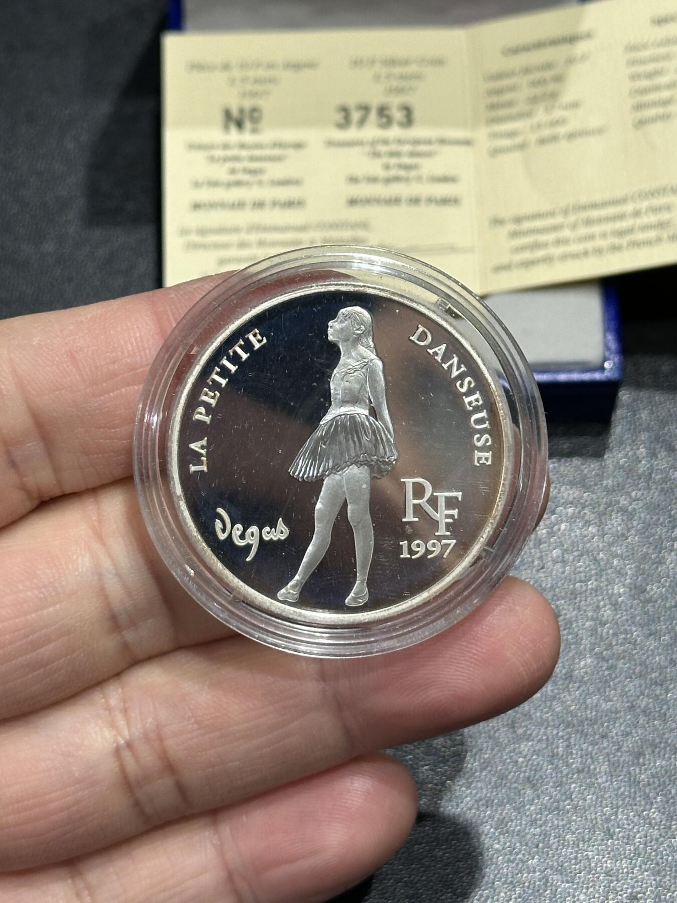 《外钞收藏家》第五百九十二期（精选场）（本平台长期征集拍品、欢迎藏友们联系合作） 法国1997年卢浮宫系列10法郎双面值精制PROOF银币（穿草裙的小女孩，22g，925银；盒证齐全）