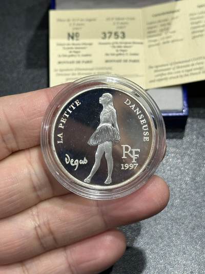 《外钞收藏家》第五百九十二期（精选场）（本平台长期征集拍品、欢迎藏友们联系合作） - 法国1997年卢浮宫系列10法郎双面值精制PROOF银币（穿草裙的小女孩，22g，925银；盒证齐全）