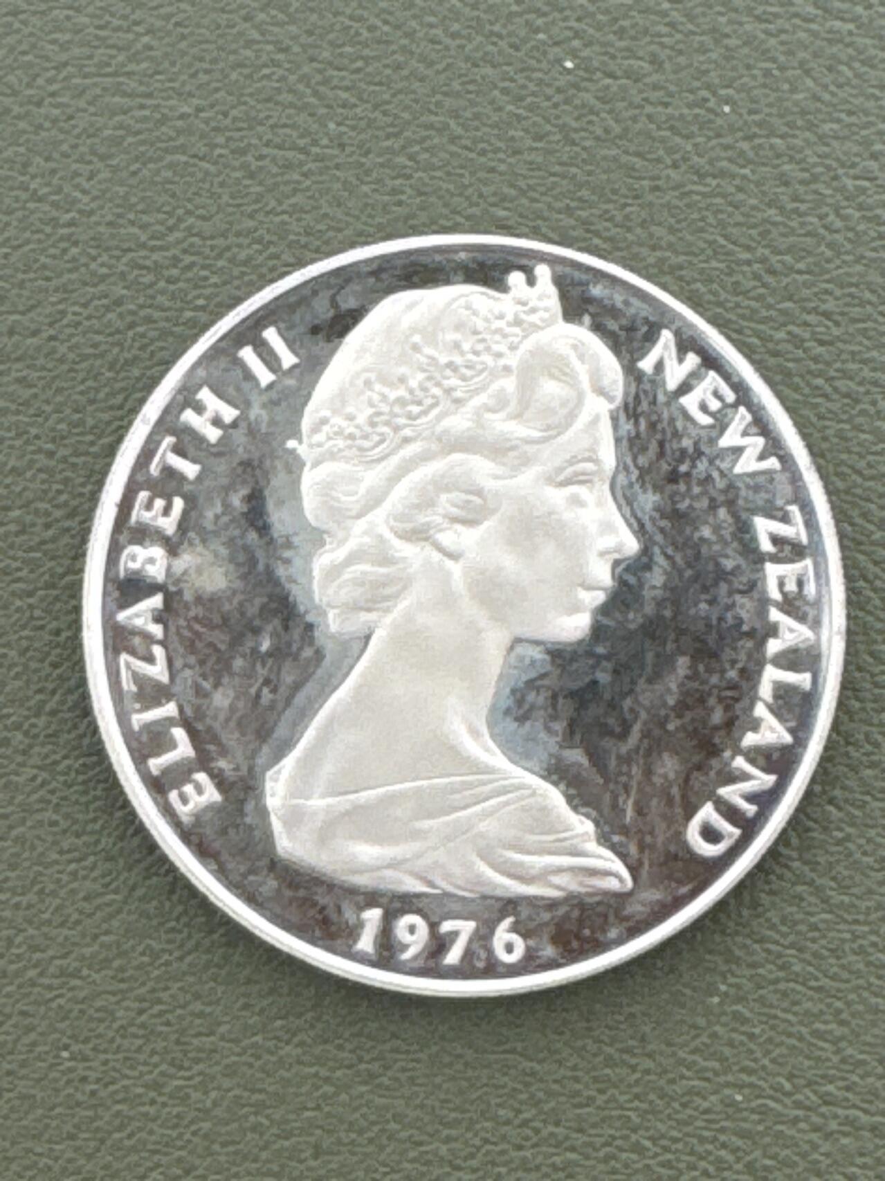 ❤️【币观天下】❤️ 第334期钱币拍卖- 2025.12.12周五晚上6点半场-长期征集拍品 新西兰1976年皇家徽章1元精制纪念币