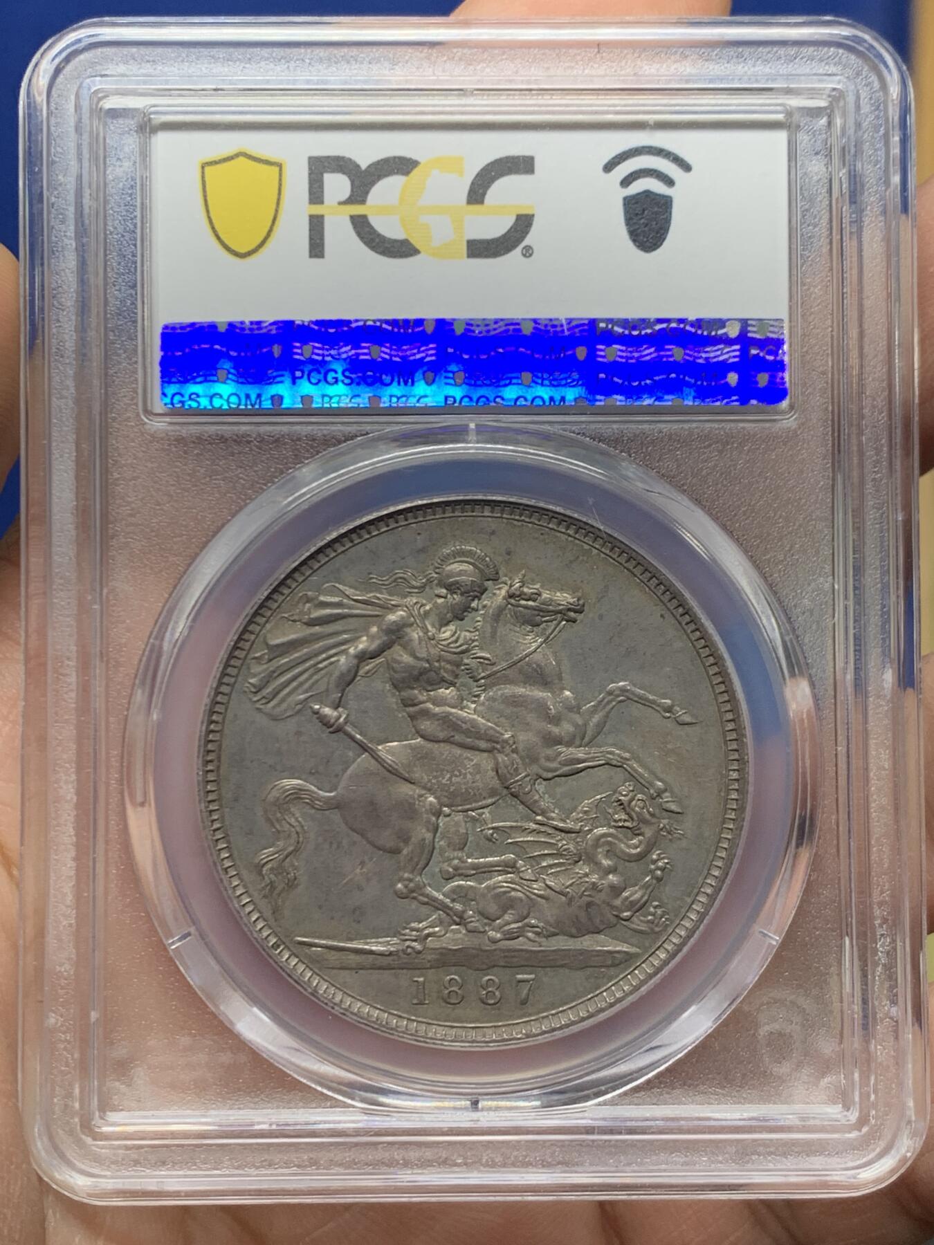 《竞宝斋》第446场 周日，周一，2场连拍 （全场包邮） PCGS MS62 英国1887年维多利亚高冠马剑克朗银币 正反均匀深包浆，人物细节清晰，背面马剑骑士肌肉分明，底光均匀，同分顶级状态，不可多得的藏品