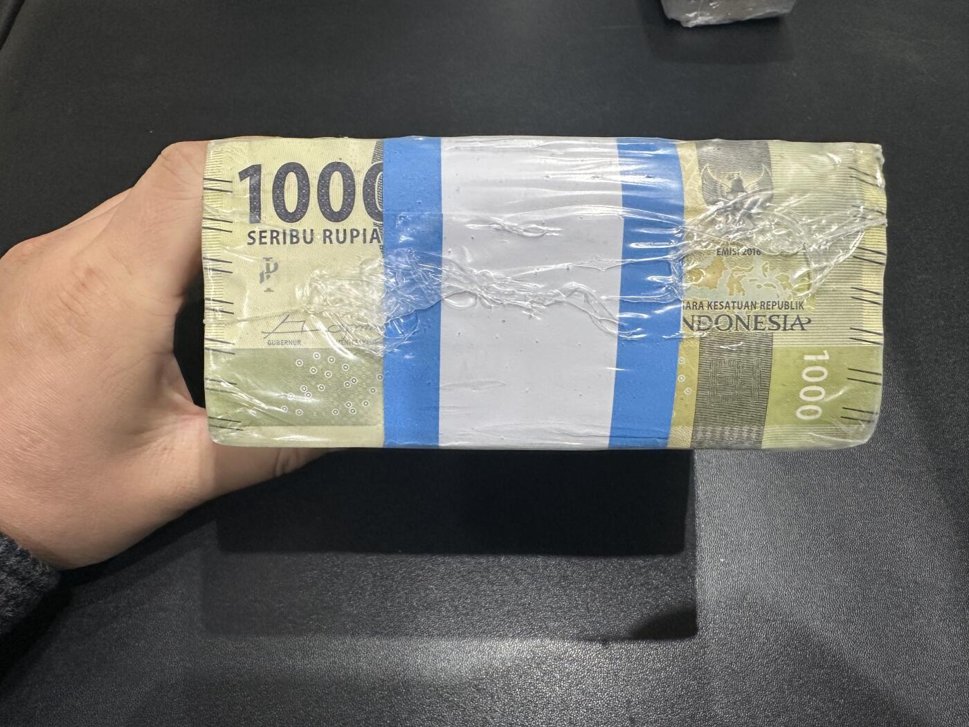 《外钞收藏家》第五百九十二期（精选场）（本平台长期征集拍品、欢迎藏友们联系合作） 印度尼西亚2016年1000卢比整捆1千张带原封条	UNC