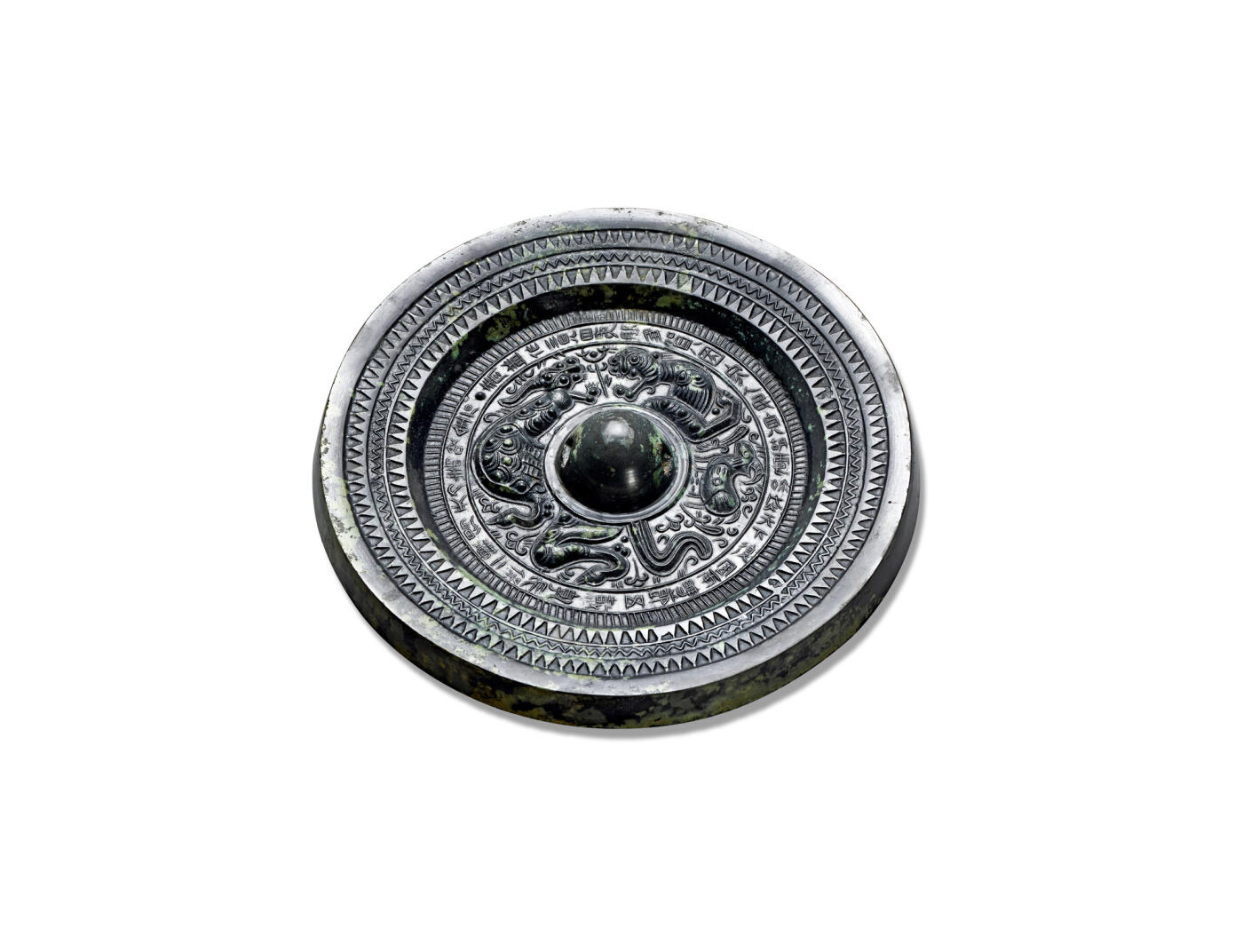 上海匡时2025年秋季拍卖会 中国历代钱币 铜镜专场 “青盖作”龙虎镜 圆形，圆钮，圆钮座.镜版工清晰，字体笔锋遒劲，浮雕而成，包浆细润。浮雕龙虎神态各异，造型夸张，怒目张口，气势磅礡，趾爪犀利，须发精细。纹饰动感十足，刻画苍劲有力，铭文：“青盖作镜四夷服，多贺国家人民息，胡虏殄灭天下复，风雨时节五谷熟，长葆二亲得天力，寿如金石”。