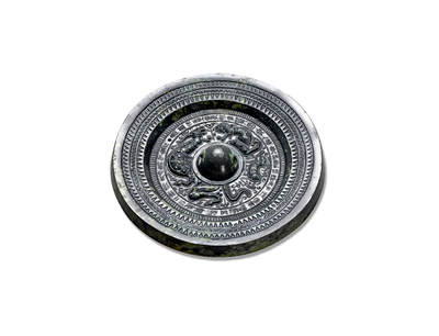 上海匡时2025年秋季拍卖会 中国历代钱币 铜镜专场 - “青盖作”龙虎镜 圆形，圆钮，圆钮座.镜版工清晰，字体笔锋遒劲，浮雕而成，包浆细润。浮雕龙虎神态各异，造型夸张，怒目张口，气势磅礡，趾爪犀利，须发精细。纹饰动感十足，刻画苍劲有力，铭文：“青盖作镜四夷服，多贺国家人民息，胡虏殄灭天下复，风雨时节五谷熟，长葆二亲得天力，寿如金石”。