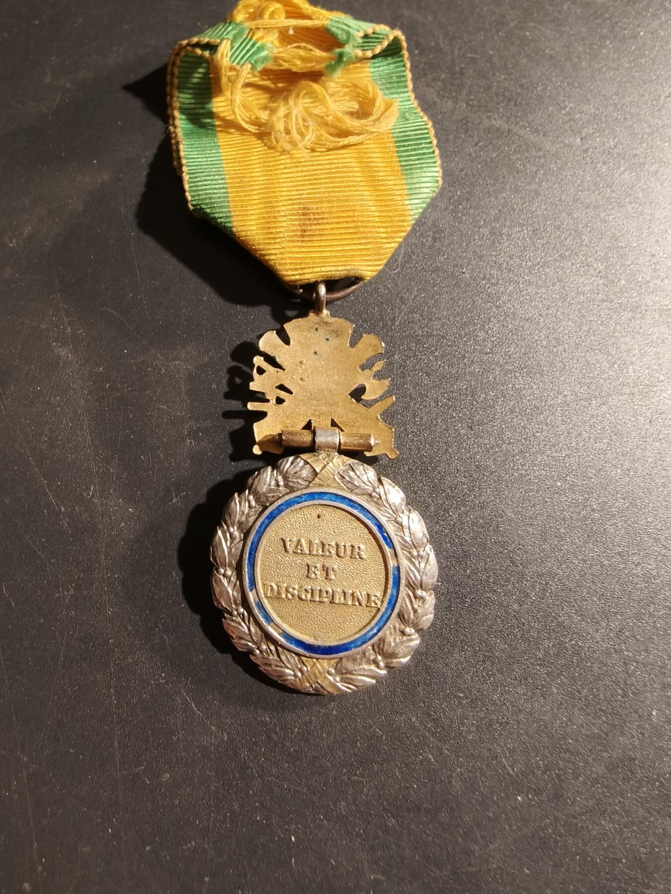 老王徽章第169期 法国军事奖章    三共时期    950银镀金珐琅     20g