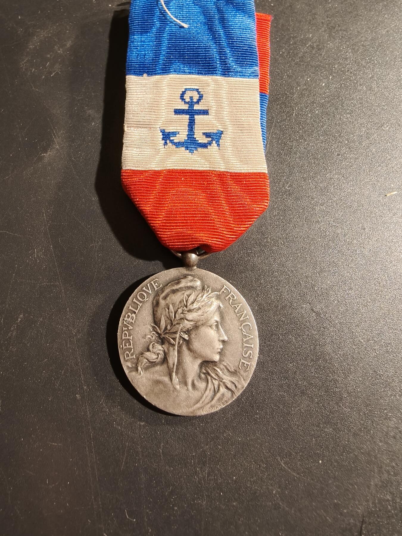 老王徽章第169期 法国银级劳工奖章    少见海事版本    原盒    三共时期950银     1921年实发