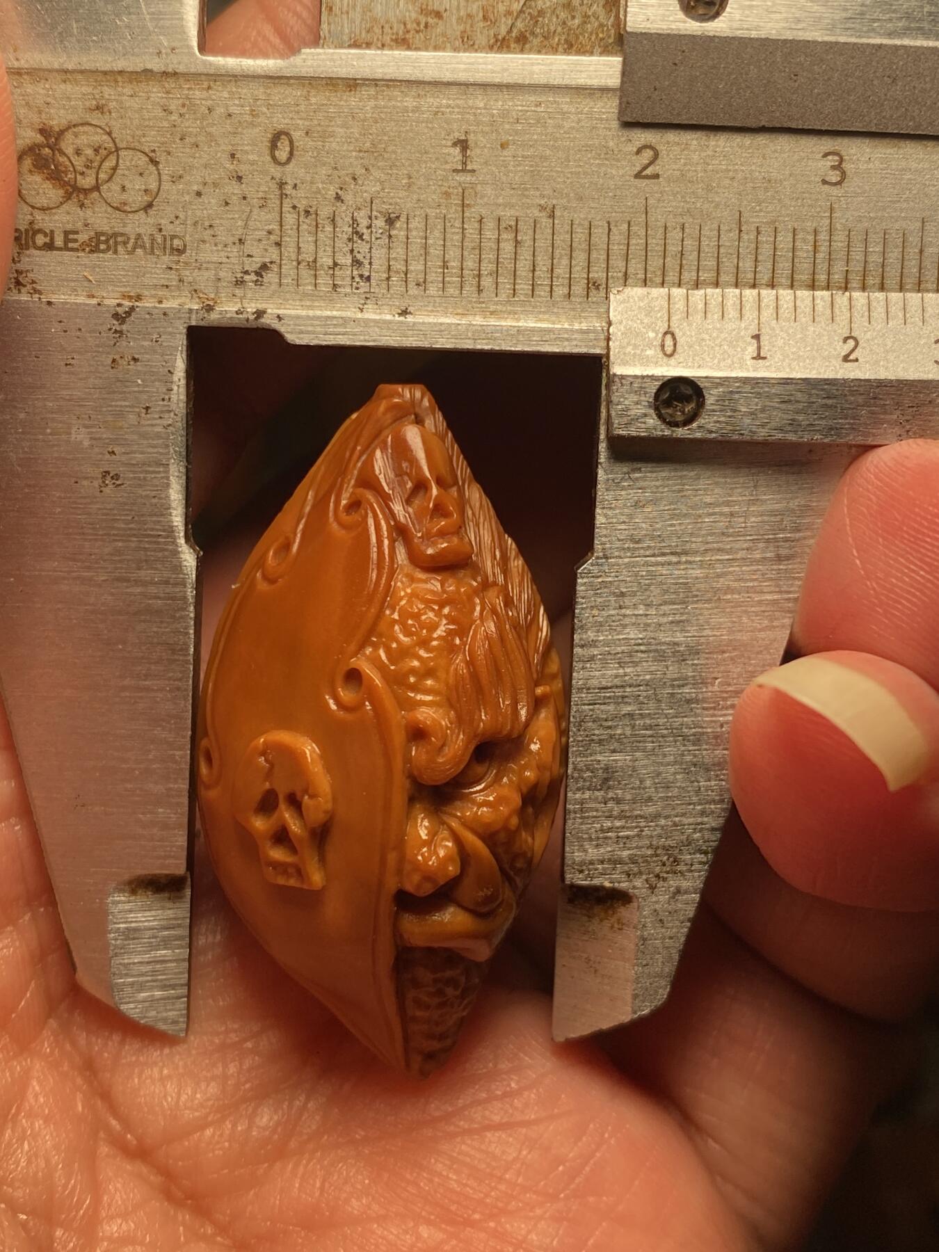 以核会友，中国非物质文化遗产苏工核雕手作 福利苏工核雕，纯手工雕刻佛魔界单籽个性十足，等待有缘人，市场无同款，尺寸2。1x4.0喜欢的来