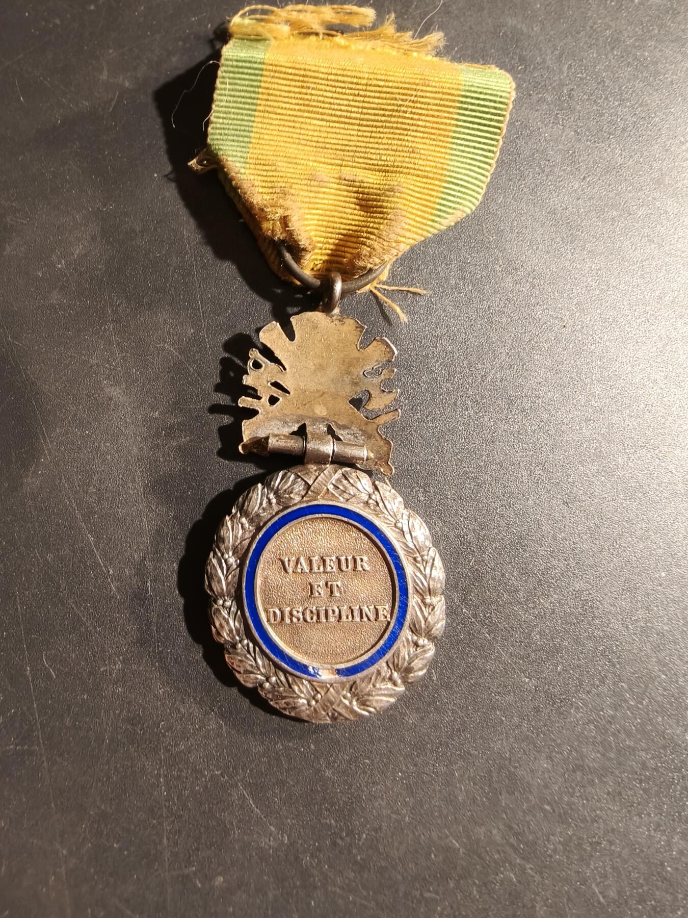 老王徽章第169期 法国军事奖章    三共时期    950银镀金珐琅    19.5g