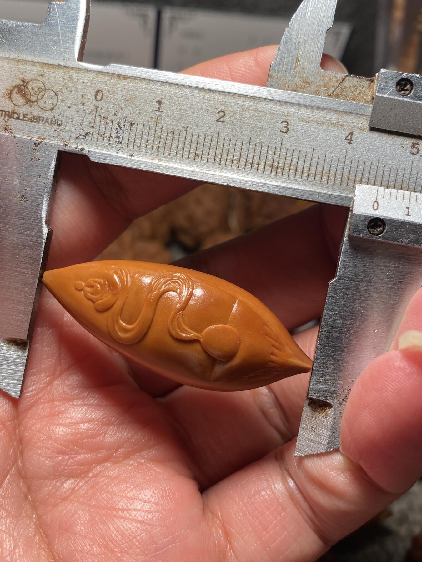 以核会友，中国非物质文化遗产苏工核雕手作 福利苏工核雕，纯手工雕刻，稀有二花特长核佛本无相，个性十足，等待有缘人，与众不同，尺寸1。8x4。55喜欢的来