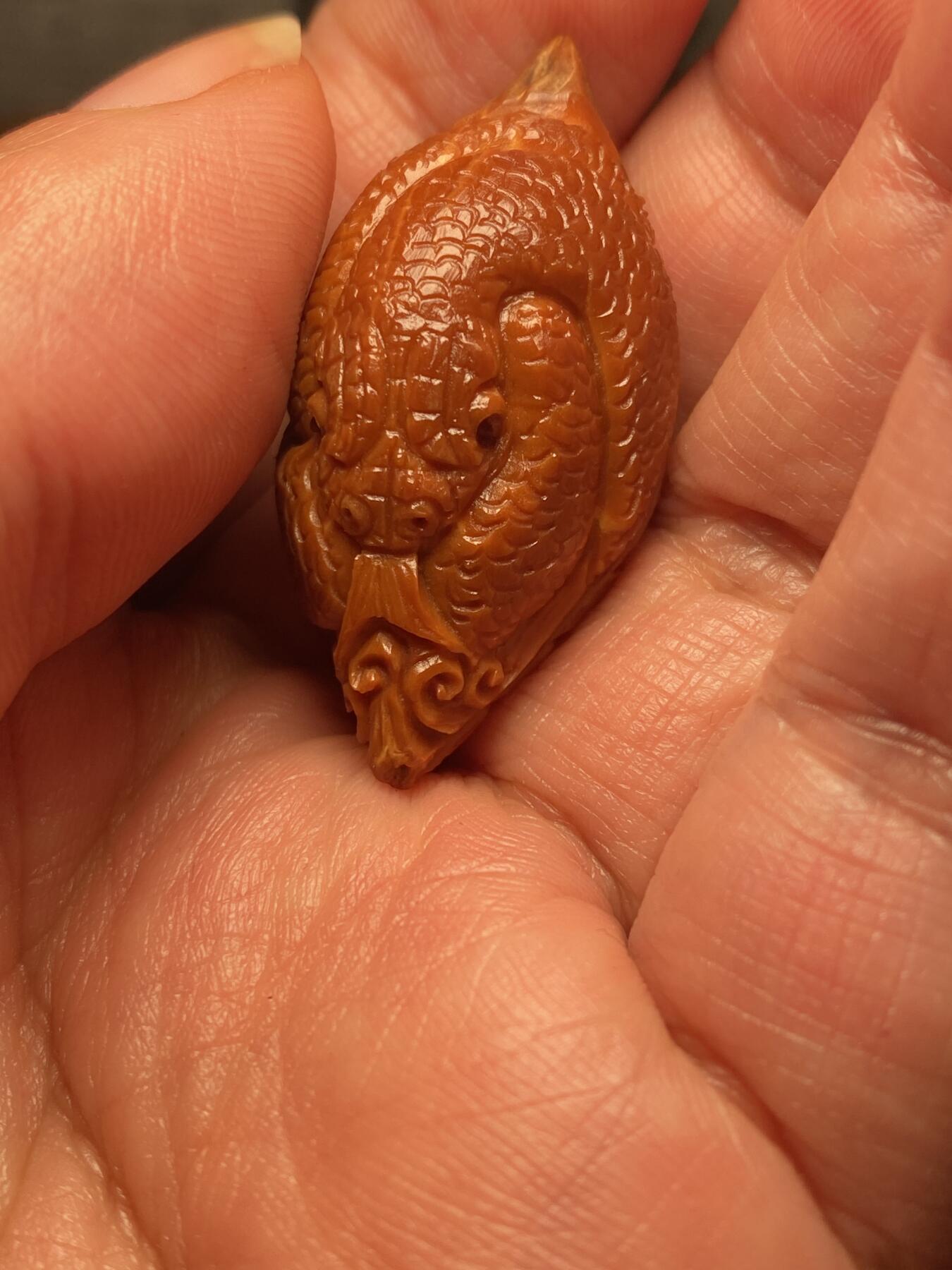 以核会友，中国非物质文化遗产苏工核雕手作 福利苏工核雕，纯手工雕刻一叶暴富，灵蛇单籽个性十足，等待有缘人，市场无同款，尺寸2。0x4.1喜欢的来