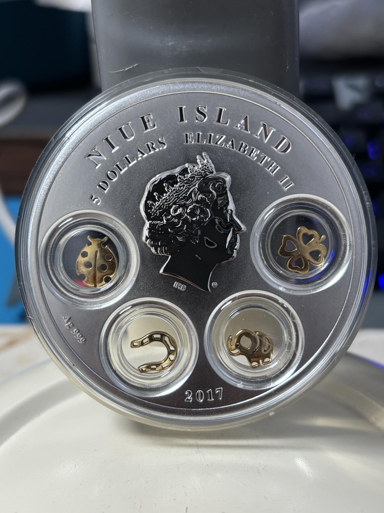 第185期拍卖 纽埃2017镶嵌四叶草马蹄跌大象瓢虫幸运符彩银币，999银，发行500枚，77.75克